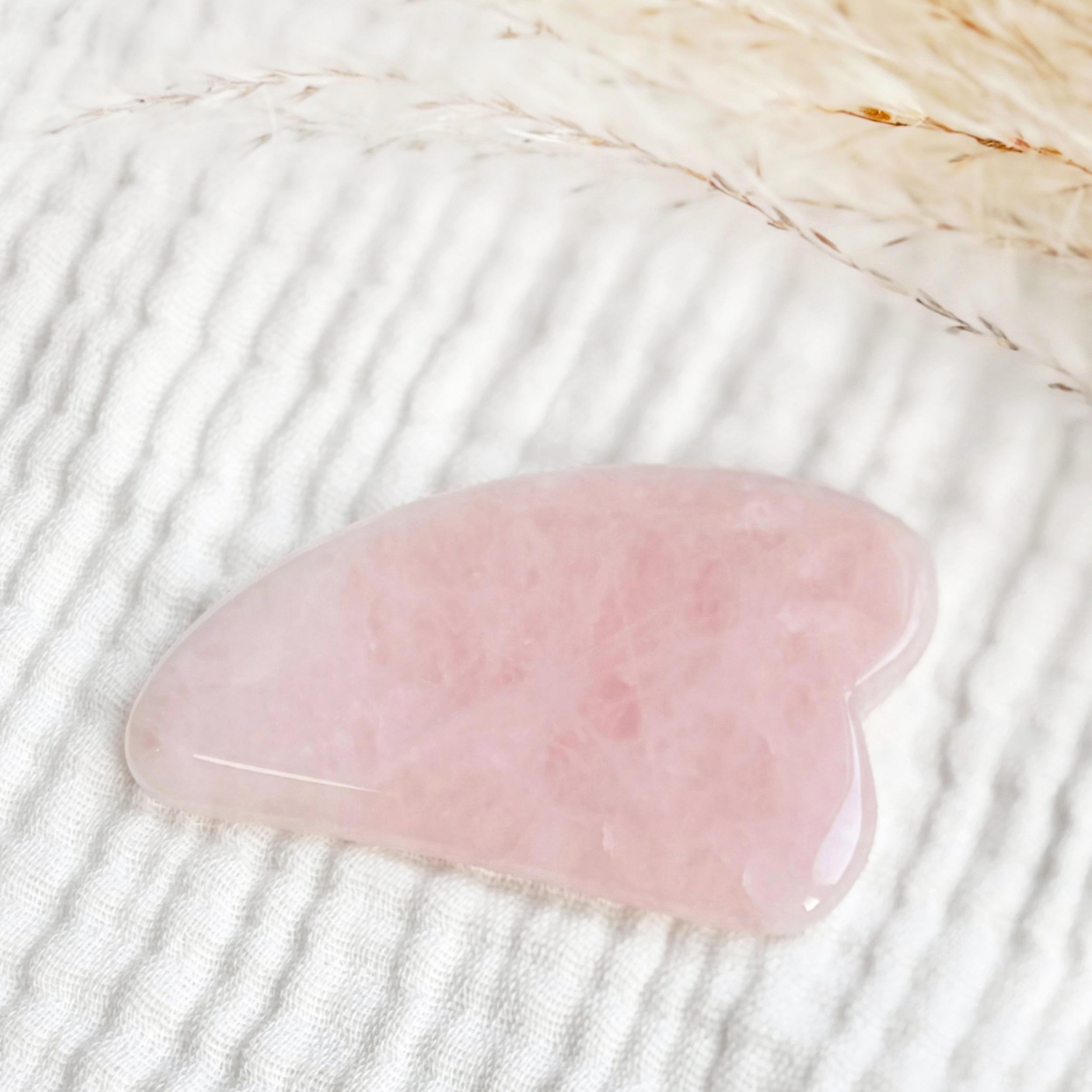 gua sha gezichtsmassage steen met rozenkwarts voor gezichtsverjonging en anti puffyness tegen wallen