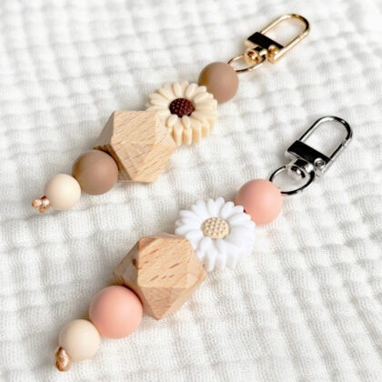 sleutelhanger met bloem, gepersonaliseerd in kleur naar keuze. Leuk als cadeautje voor baby, peuter, kleuter, mama's, oma's of de juf. Om te matchen!