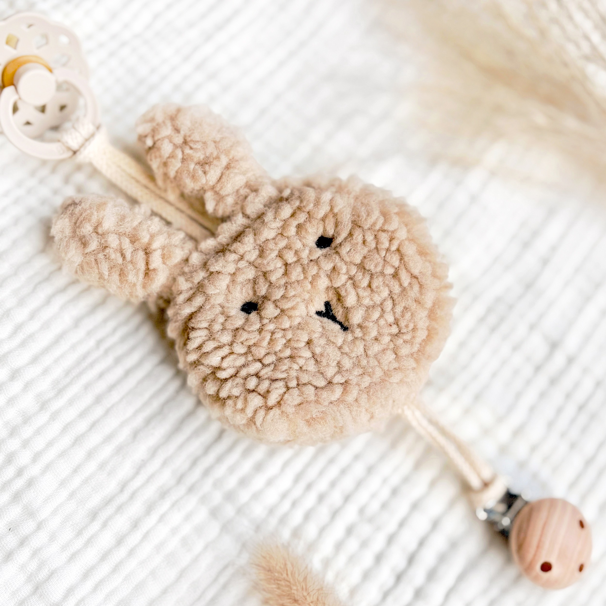 speenkoord voor baby met teddystof beer, zacht en lief kraamcadeautje voor pasgeboren baby